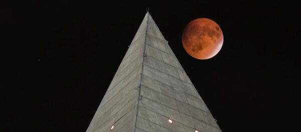 Takozvani supermesec iza vrha Vašingtonovog spomenika tokom pomračenja meseca (27. septembar 2015). Takozvani supermesec iza vrha Vašingtonovog spomenika tokom pomračenja meseca (27. septembar 2015). - Sputnik Srbija
