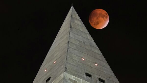 Takozvani supermesec iza vrha Vašingtonovog spomenika tokom pomračenja meseca (27. septembar 2015). - Sputnik Srbija