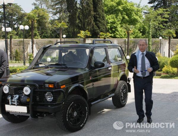 Председник Путин са својом „ладом“ у Сочију Председник Путин са својом „ладом“ у Сочију - Sputnik Србија