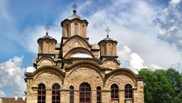 Манастир Грачаницу је саградио краљ Милутин 1321. године и посветио је Успењу Пресвете Богородице. Манастир се налази у селу Грачаница, 10 км удаљеном од Приштине. - Sputnik Србија