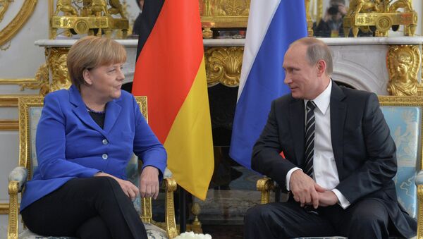 Nemačka kancelarka Angela Merkel i ruski predsednik Vladimir Putin na sastanku u Parizu, 02. 10. 2015. - Sputnik Srbija