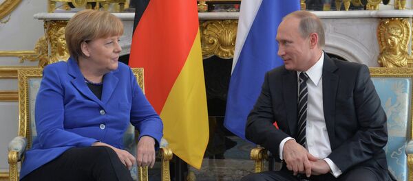 Немачка канцеларка Ангела Меркел и руски председник Владимир Путин на састанку у Паризу, 02. 10. 2015. - Sputnik Србија