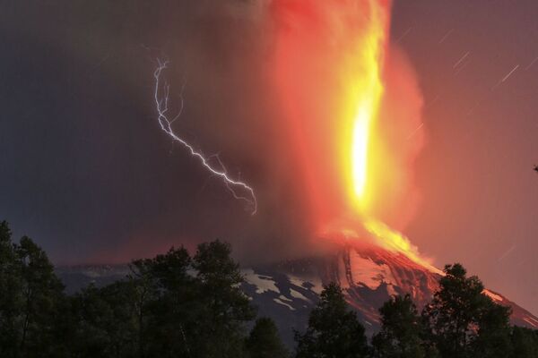 Erupcija vulkana Vilarika u Čileu. - Sputnik Srbija