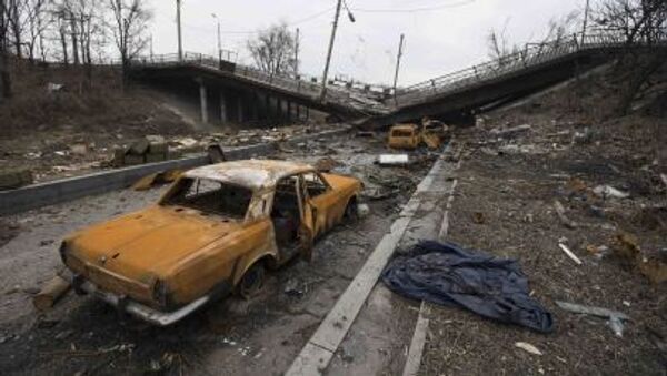 Сожженные машины неподалеку от разрушенного моста в Донецке - Sputnik Србија