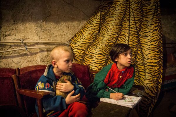 Деца у избегличком кампу у Доњецку. - Sputnik Србија
