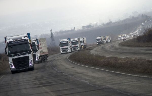 Šesnaesti ruski konvoj dopremio humanitarnu pomoć u Lugansk. - Sputnik Srbija