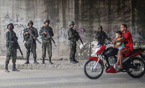 Brazilski vojnici na ulici Rio de Ženeira, Brazil. - Sputnik Srbija