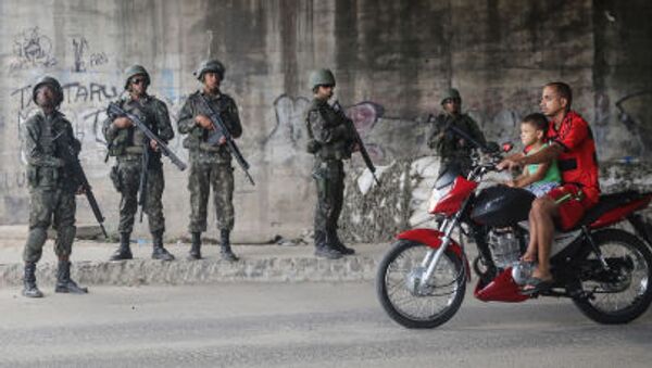 Бразильские солдаты на улице Рио-де-Жанейро, Бразилия - Sputnik Србија