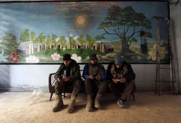 Militanti brigade „Al-sultan Murad“ koriste mobilne telefone, pored linije fronta u oblasti Handara. - Sputnik Srbija