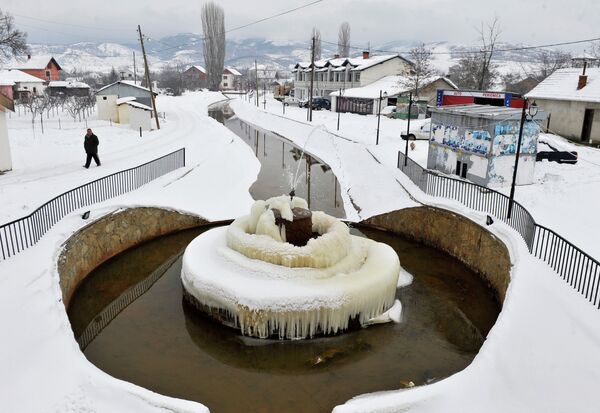 Zamrznuta fontana u Gračanici. - Sputnik Srbija