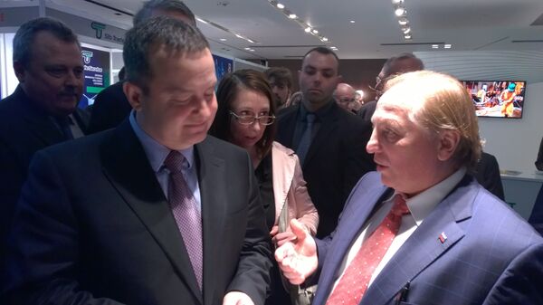 Jurij Bogačuk upućuj Ivicu Dačića u tehnologiju rada „pametnih ležišta“. - Sputnik Srbija