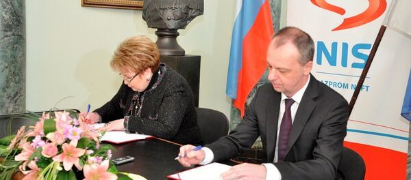 Потписивање споразума о сарадњи између НИС-а и Руског дома - Sputnik Србија