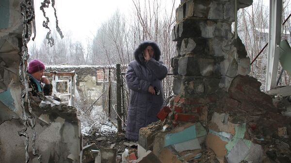Становници стоје поред срушених кућа наком другог  гранатирања Доњецка - Sputnik Србија