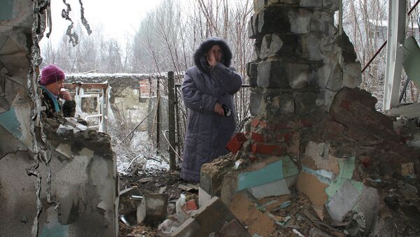Donbas - lokalni stanovnici stoje ispred ruševina. - Sputnik Srbija