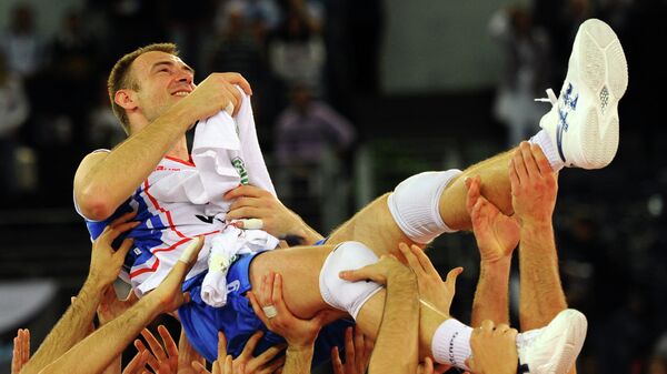 Nikola Grbić na rukama saigrača dok je bio kapiten reprezentacije - Sputnik Srbija