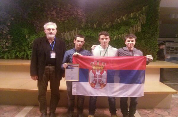 Професор Никола Лежаја са награђеним ученицима Професор Никола Лежаја са награђеним ученицима - Sputnik Србија