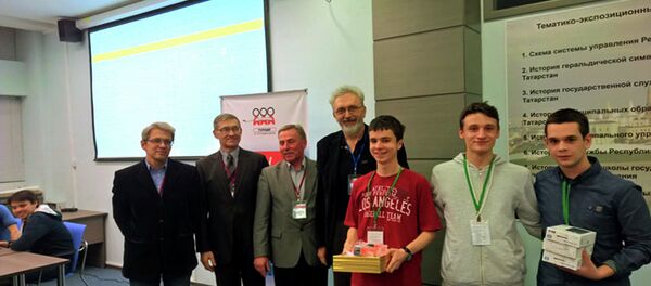 Učenici Matematičke gimnazije sa članovima žirija - Sputnik Srbija