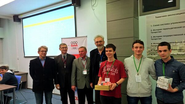 Ученици Математичке гимназије са члановима жирија - Sputnik Србија