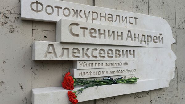 Spomen ploča kako znak sećanja na fotoreportera Andreja Stenjina - Sputnik Srbija