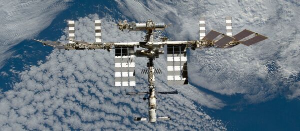 Međunarodna svemirska stanica slikana od strane člana posade spejs-šatla Diskaveri Međunarodna svemirska stanica slikana od strane člana posade spejs-šatla Diskaveri - Sputnik Srbija