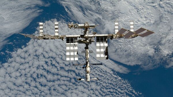 Međunarodna svemirska stanica slikana od strane člana posade spejs-šatla Diskaveri - Sputnik Srbija