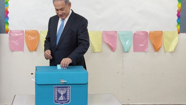 Izraelslki premijer Netanjahu ubacuje svoj glasački listić - Sputnik Srbija