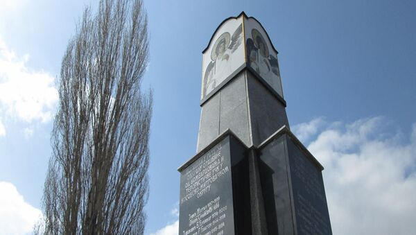 Споменик у „Бели анђео” у близини главног Ибарског моста у Косовској Митровици - Sputnik Србија