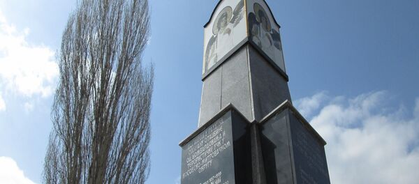 Споменик у „Бели анђео” у близини главног Ибарског моста у Косовској Митровици - Sputnik Србија