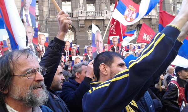 Присталице су носиле заставе Србије, Двери, и слике руског председника Владимира Путина. - Sputnik Србија