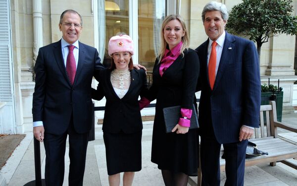 Портпаролка Псаки позира са руским колегом носећи розе ушанку - Sputnik Србија