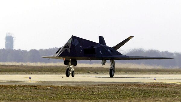 Ловац Ф-117 најтхок са технологијом смањене видљивости. Амерички пилоти зову га још једноставније- бубашваба, зато што се креће искључиво ноћу. Ловац Ф-117 најтхок са технологијом смањене видљивости. Амерички пилоти зову га још једноставније- бубашваба, зато што се креће искључиво ноћу. - Sputnik Србија