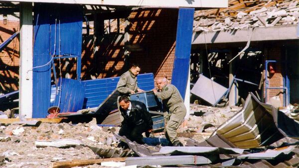 Workers clean the debris of a police training centre in Novi Sad, in the north of Yugoslavia 25 March 1999 which was destroyed during NATO air strikes, according to the official Yugoslav news agency, Tanjug. - Sputnik Srbija