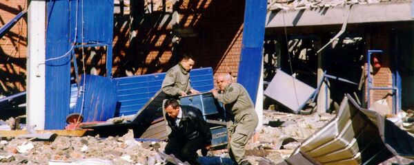 Workers clean the debris of a police training centre in Novi Sad, in the north of Yugoslavia 25 March 1999 which was destroyed during NATO air strikes, according to the official Yugoslav news agency, Tanjug. - Sputnik Србија