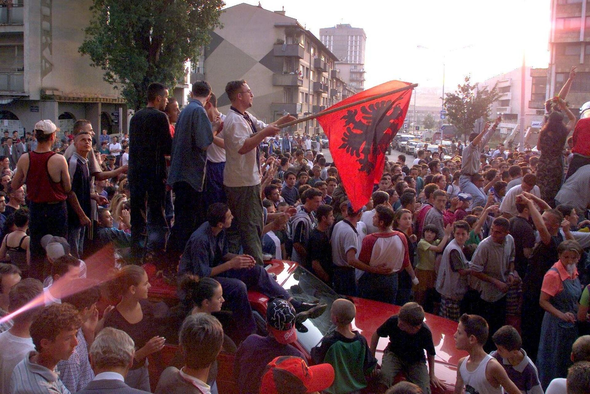 About 1,000 young Kosovar Albanians celebrate the UCK [Kosovo Liberation Army] victory over the Serbs with NATO's help in the centre of Pristina 02 July 1999 - Sputnik Srbija, 1920, 23.03.2023