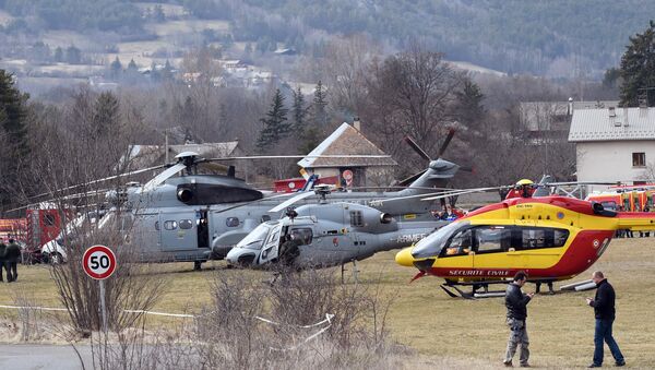 Helikopteri francuske Vazdušne flote i civilno obezbeđenje nadomak mesta nesreće - Sputnik Srbija
