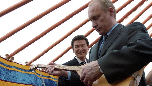 Putin svira balalajku - Sputnik Srbija