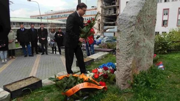 Полагање венаца на споменик Зашто? - Sputnik Србија