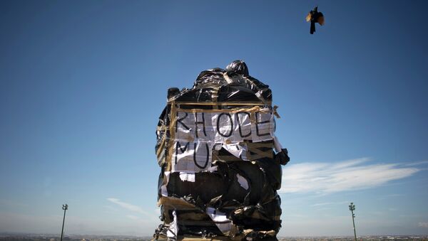 Статуа британског колонизатора Сесила Џона Роудса прекривена пластичним кесама као део протеста студената и особља Универзитета у Кејптауну - Sputnik Србија