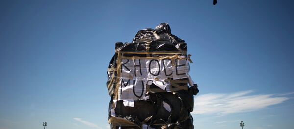 Статуа британског колонизатора Сесила Џона Роудса прекривена пластичним кесама као део протеста студената и особља Универзитета у Кејптауну - Sputnik Србија