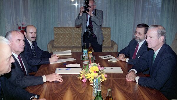Переговори Михаила Горбачoва и Џејмса Бејкера - Sputnik Србија