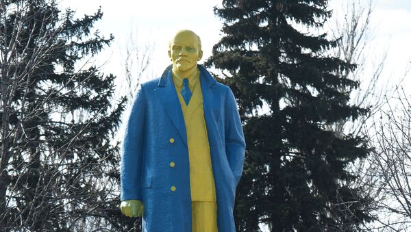 Статуа Лењина у бојама украјинске заставе у месту Велика Новосилка - Sputnik Србија