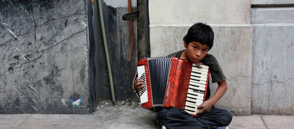 Rom sa harmonikom svira na ulici Rom sa harmonikom svira na ulici - Sputnik Srbija